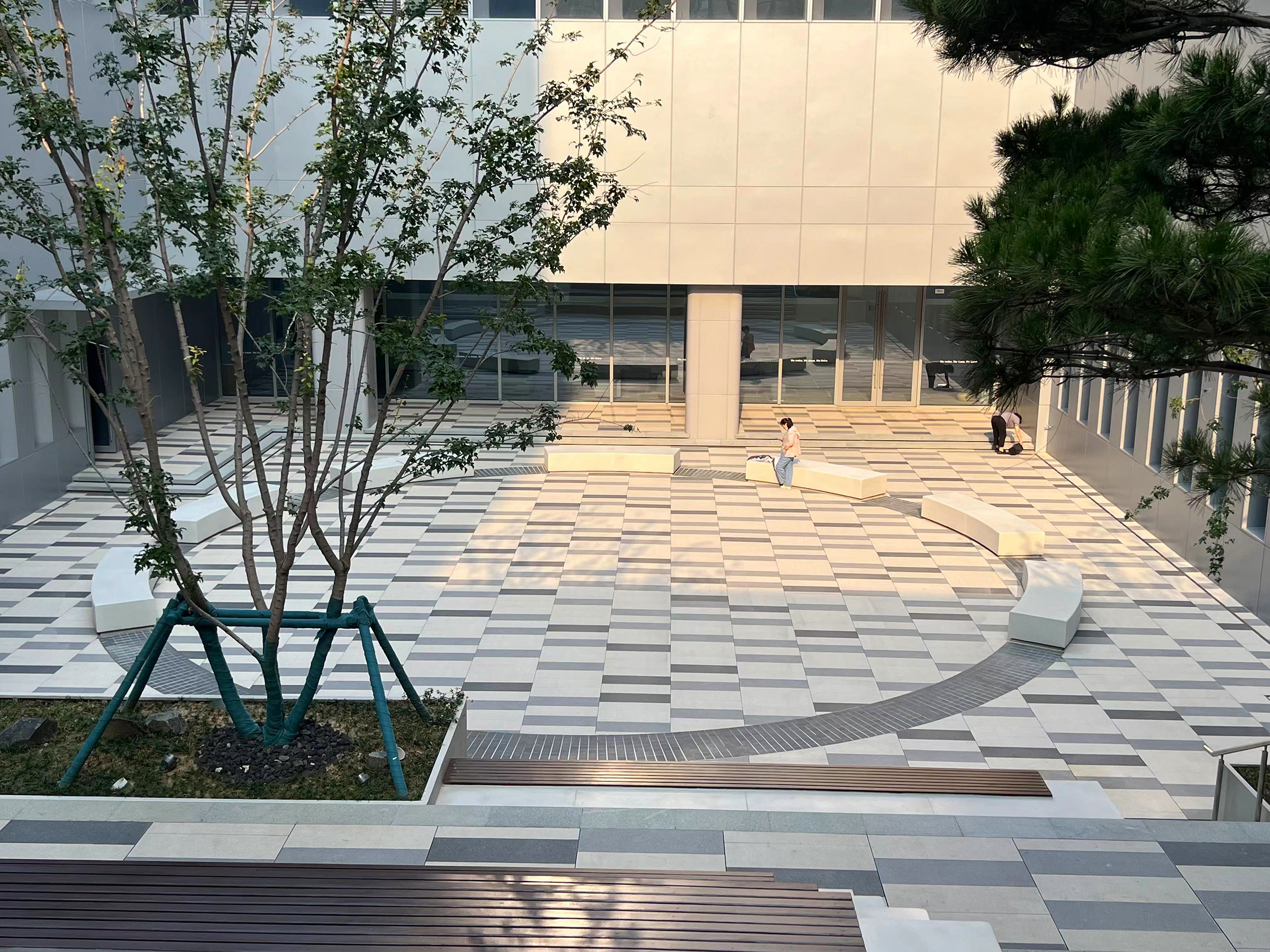 圆环围聚的下沉庭院©Farmerson.jpg